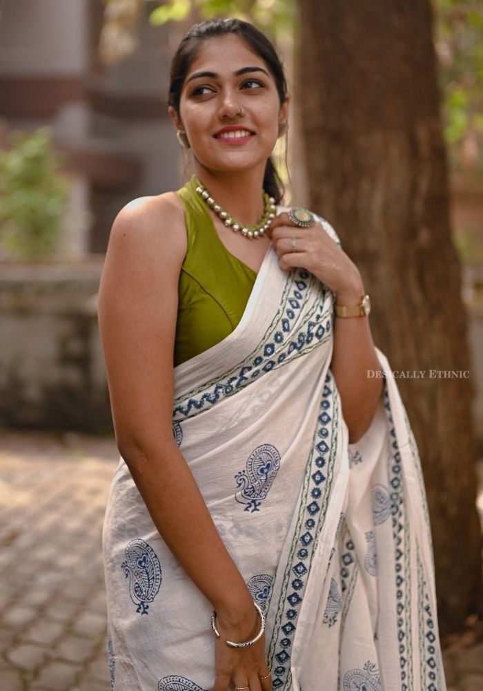 Borderless white floral motifs thread embroidered khadi mul cotton saree, floral motifs thread embroidered pallu, and a matching plain blouse main image 0
